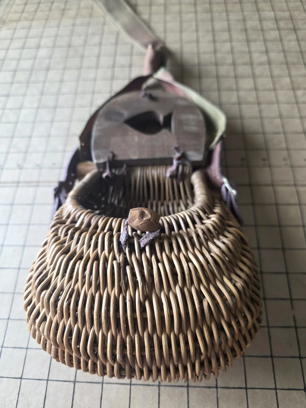 Vintage Wicker Fishing Creel Basket w/ Wood Lid & Strap (7x8x5) - Picture 15 of 16